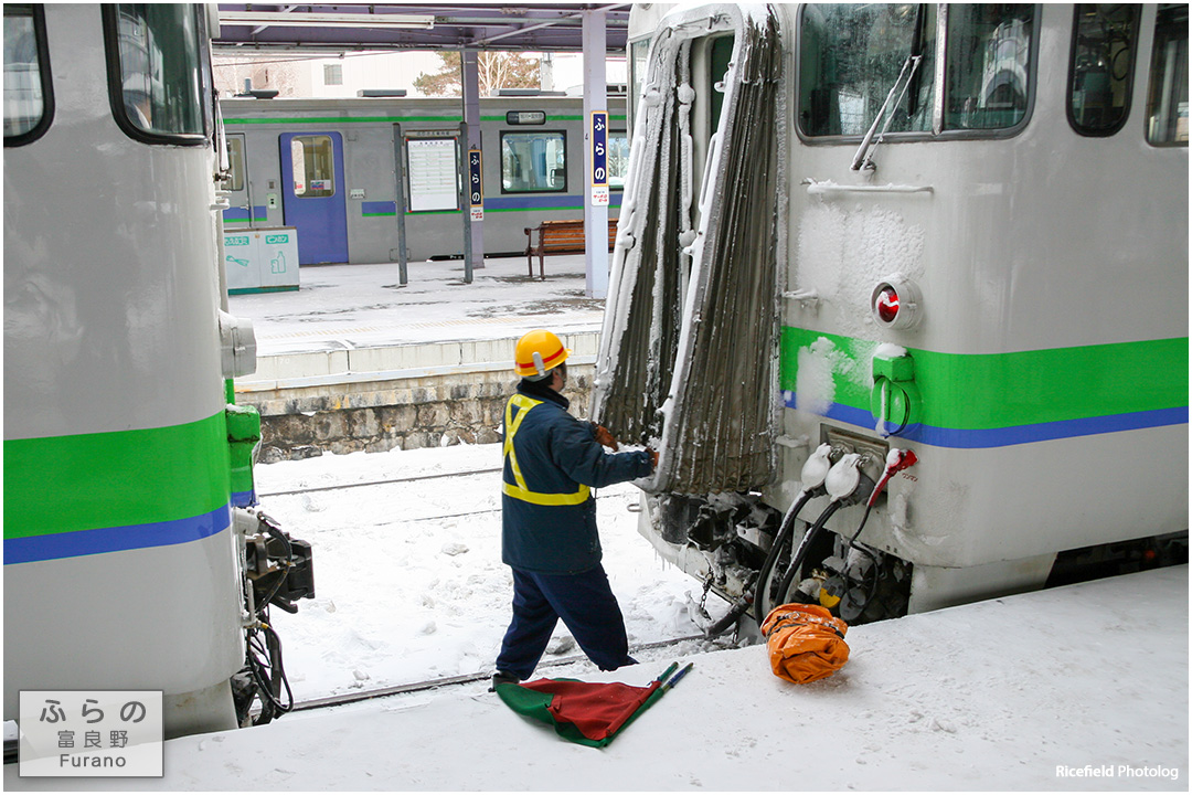 雪の富良野駅
