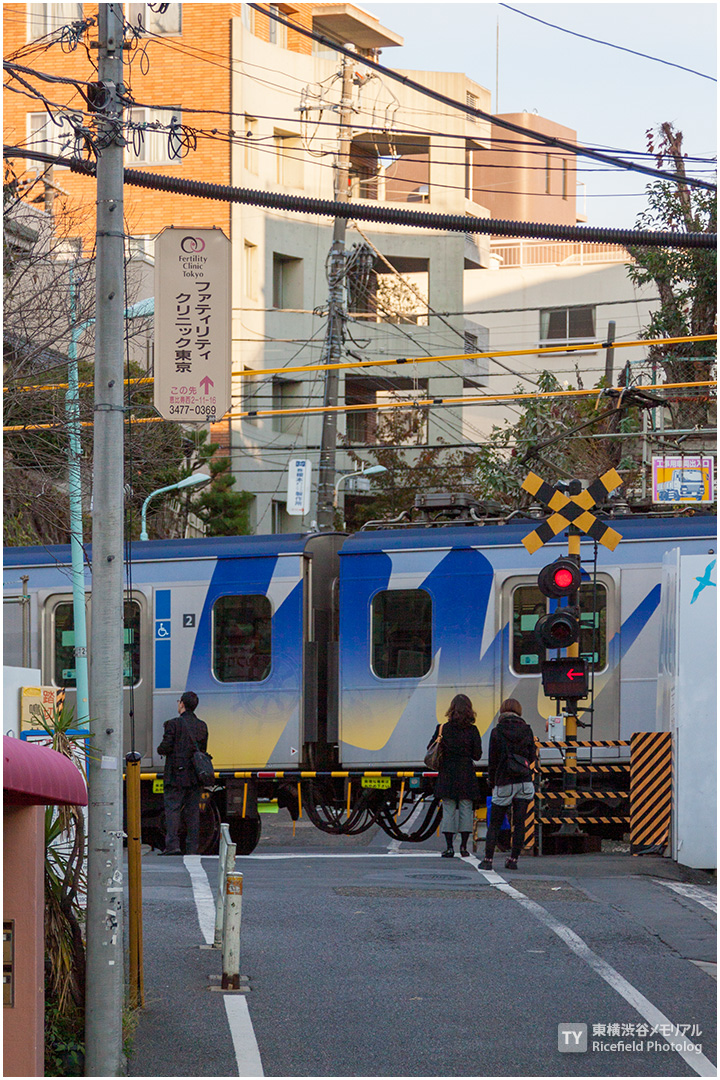 東横線代官山駅の踏切