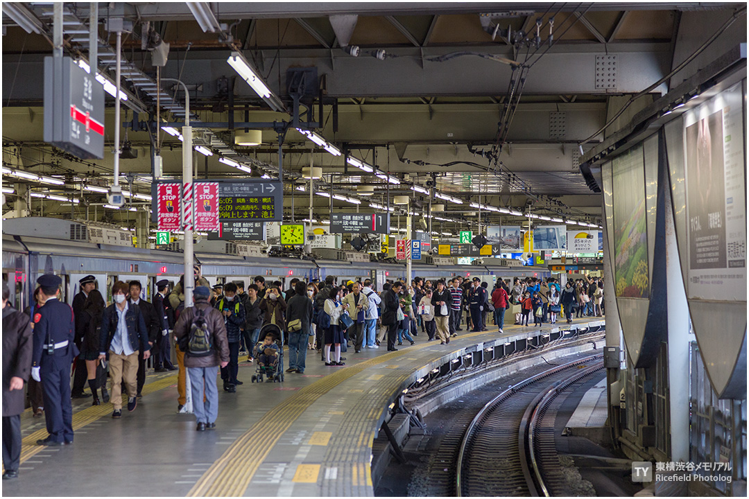 東横線渋谷駅のカーブしたホーム