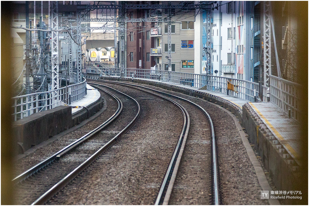 東横線渋谷駅の前の急カーブ