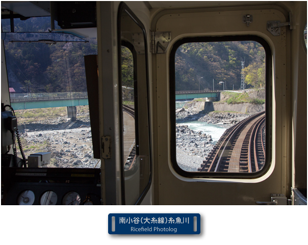 大糸線の車窓から 姫川沿いを行く