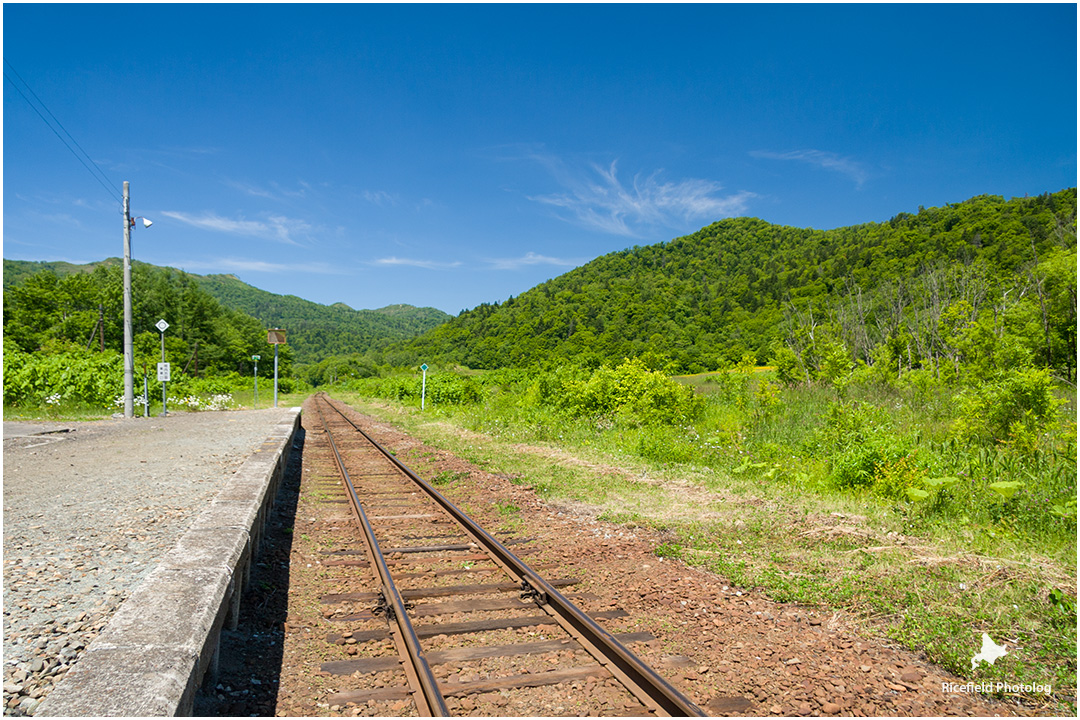 快晴の宗谷本線 筬島駅